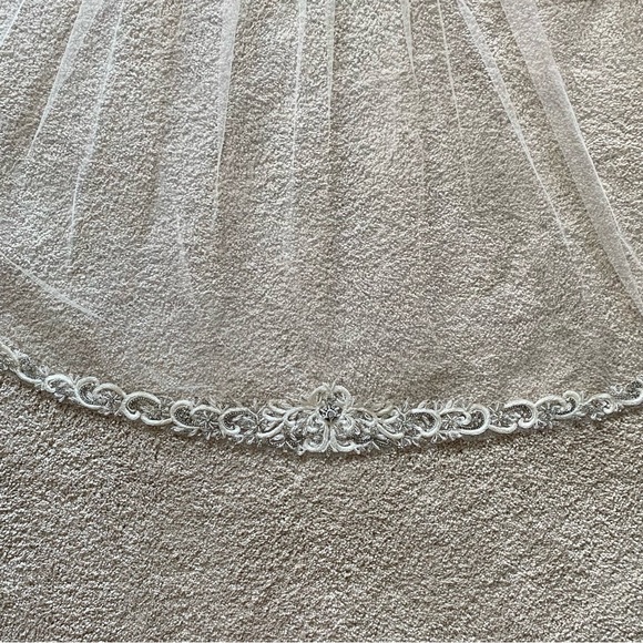 Wedding Veil Ivory Tulle Embroidered Beaded Fingertip Length - Picture 10 of 10